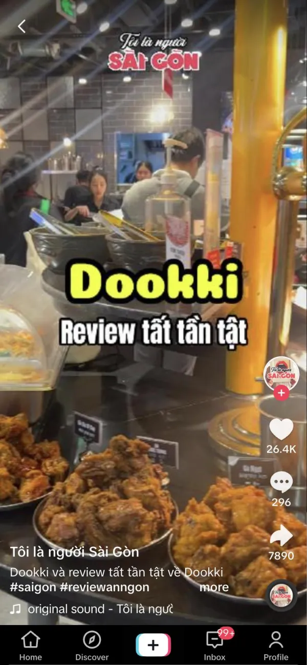 Video TikTok Dookki: quầy buffet với các khay gà rán, chữ vàng Dookki, dòng trắng Review tất tần tật; 26,4K tim, 296 bình luận, 7.890 chia sẻ.