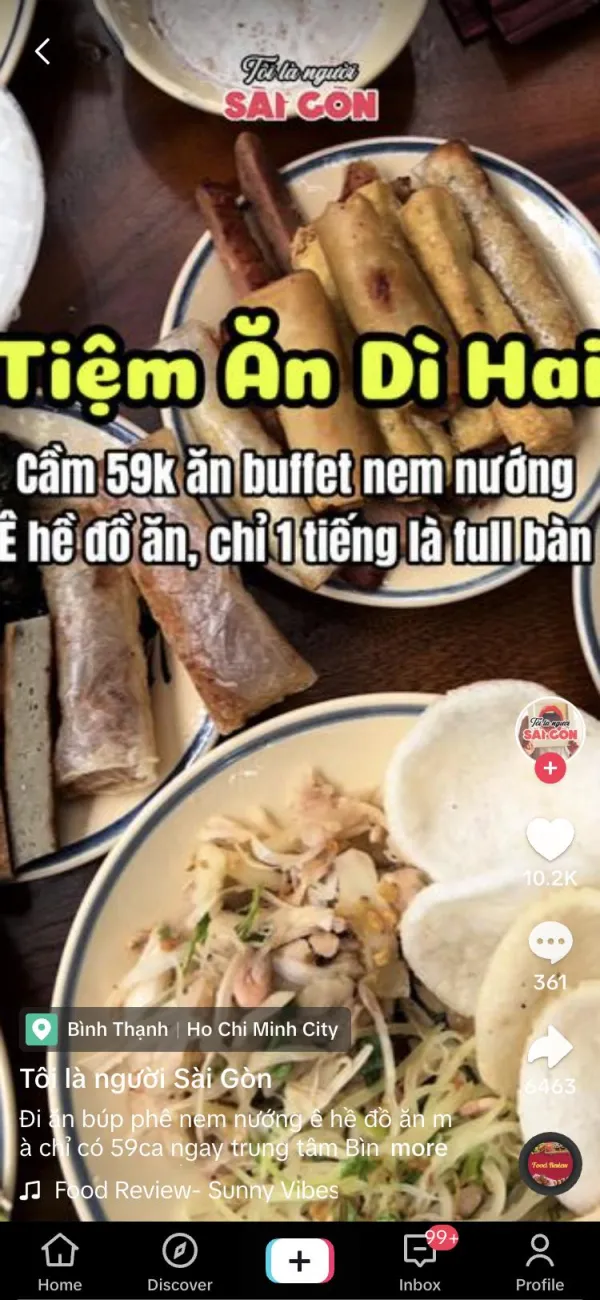Ảnh chụp video TikTok Tôi Là Người Sài Gòn: bàn nem nướng, chữ vàng “Tiệm Ăn Dì Hai”, chữ trắng “Cầm 59k ăn buffet nem nướng”, thẻ vị trí Bình Thạnh, 10,2K tim, 361 bình luận, 6.463 chia sẻ.
