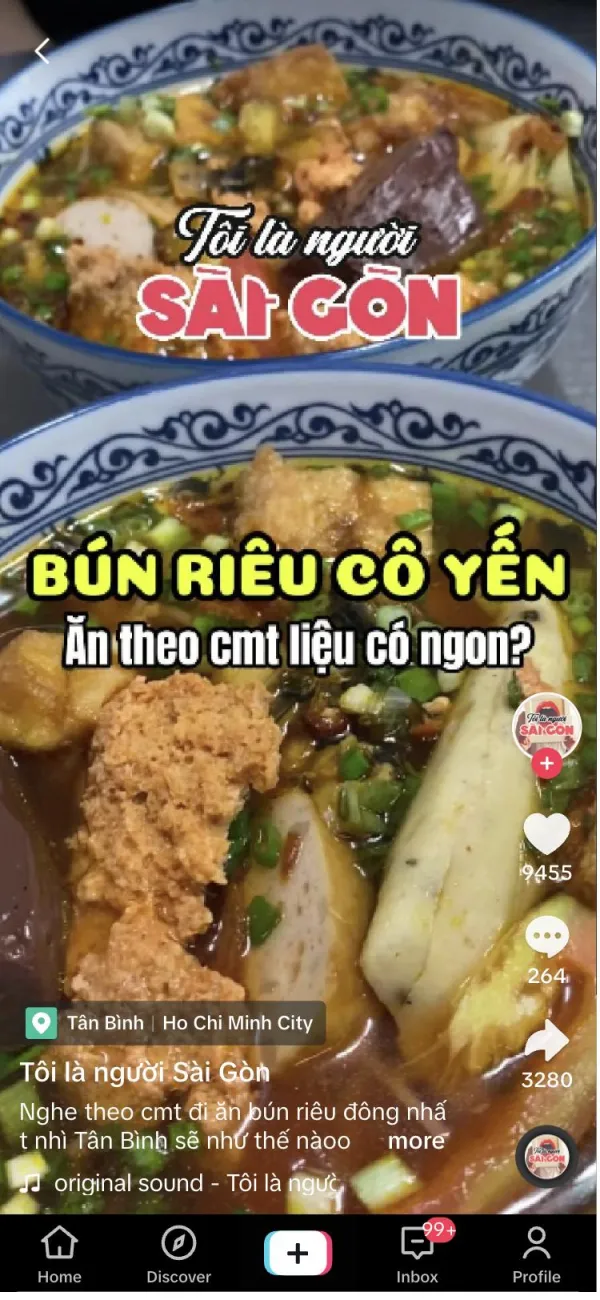 Video TikTok bún riêu: cận cảnh tô bún có chả, đậu, huyết, chữ vàng BÚN RIÊU CÔ YẾN, dòng trắng Ăn theo cmt liệu có ngon?, thẻ vị trí Tân Bình phía dưới bên trái, mô tả mở đầu bằng Nghe theo cmt đi ăn bún riêu đông nhất nhì Tân Bình.