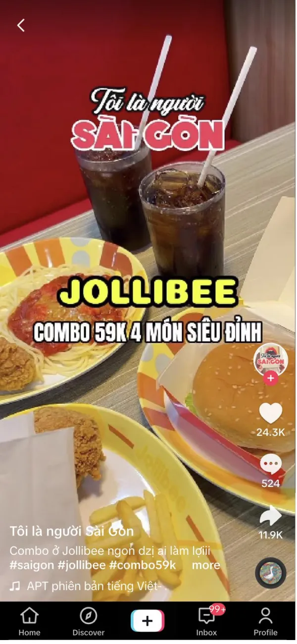 Video TikTok Jollibee: chữ vàng JOLLIBEE, dòng trắng COMBO 59K 4 MÓN SIÊU ĐỈNH, bàn có mì Ý, gà rán, burger, khoai tây và nước; 24,3K tim, 524 bình luận, 11,9K chia sẻ.