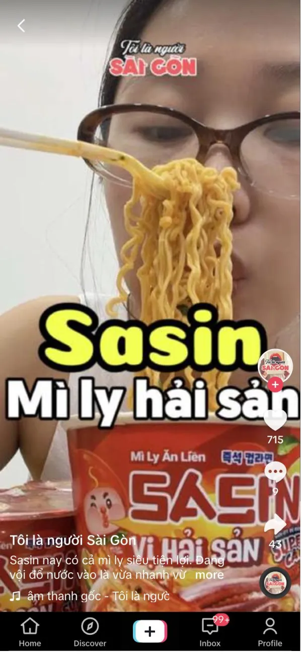 Ảnh chụp màn hình TikTok: video của kênh Tôi Là Người Sài Gòn ăn mì ly Sasin, chữ vàng “Sasin” và chữ trắng “Mì ly hải sản” ở giữa khung hình, logo kênh ở trên cùng.